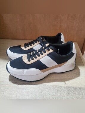DOLCE VITA BETTIE SNEAKER. 8.5. GREAT CONDITION. PLATFORM SOLE. WATER RESISTANCE